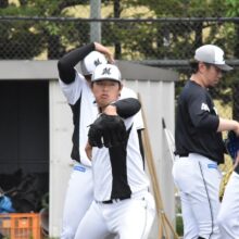 守備練習するロッテ・永島田輝斗［撮影＝岩下雄太］