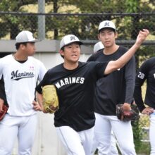 守備練習するロッテ・土肥星也［撮影＝岩下雄太］