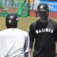 打撃練習中、何やら会話するロッテ・岡大海とソト［撮影＝岩下雄太］