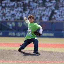 【ロッテ】Neilさんが始球式！「めちゃくちゃ緊張しました！」