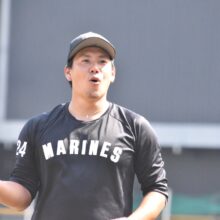 キャッチボール前、何かに驚くロッテ・東妻勇輔（撮影＝岩下雄太）