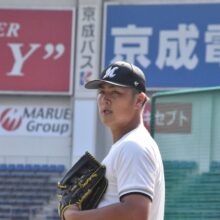 真剣な表情でキャッチボールするロッテ・山口航輝（撮影＝岩下雄太）