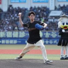 ロッテ、藤原大祐さんが始球式「キャッチャーミットにボールを届けることができてすごく満足」