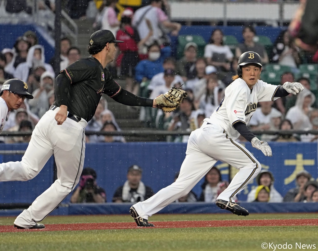 オリックス・初回に大里が三本間に挟まれアウトに…坂口智隆氏「どこでストップなのか、分かりやすくと言いますか…」と苦言