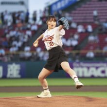 【楽天】モーニング娘。'24の石田亜佑美さんがセレモニアルピッチに登場！「ワンバウンドしてしまい悔しいです！」