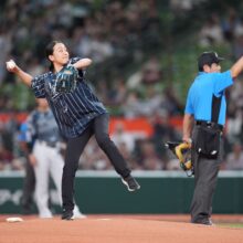 【西武】浅田真央さんが始球式に登場！「ノーバウンドで投げるという目標を達成できた」