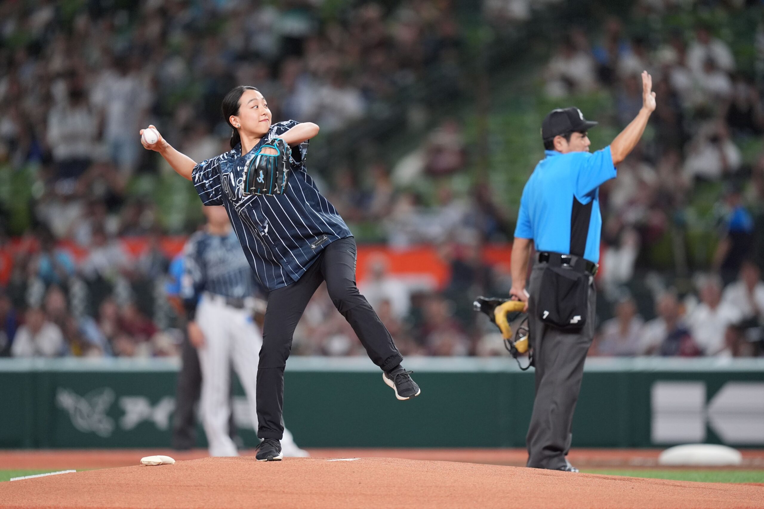 【西武】浅田真央さんが始球式に登場！「ノーバウンドで投げるという目標を達成できた」