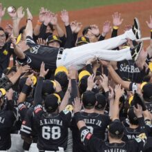 ソフトバンク・小久保監督、歓喜の胴上げ　就任1年目で4年ぶりV「3連覇をしたオリックスがいたからこそ、そこへ向かってやれた」