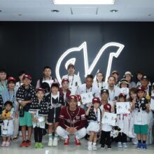 ロッテ・中村奨吾と楽天・今江監督が試合前に小児がんの子どもたちと交流