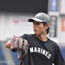 キャッチボールするロッテ・和田康士朗（撮影＝岩下雄太）