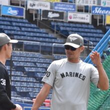 打撃練習中会話をするロッテ・福浦コーチと髙部瑛斗（撮影＝岩下雄太）