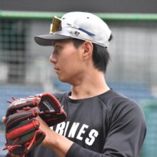 キャッチボールするロッテ・藤原恭大（撮影＝岩下雄太）