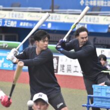 打撃練習するロッテ・中村奨吾（真ん中）、ソト（奥）（撮影＝岩下雄太）