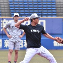 ショートでノックを受けるロッテ・茶谷健太（撮影＝岩下雄太）