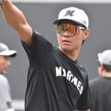 キャッチボールするロッテ・藤原恭大（撮影＝岩下雄太）