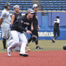 ショートでノックを受けるロッテ・小川龍成（撮影＝岩下雄太）