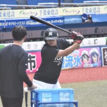 打撃練習をするロッテ・佐藤都志也（撮影＝岩下雄太）