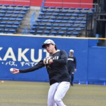 セカンドで守備練習するロッテ・小川龍成（撮影＝岩下雄太）