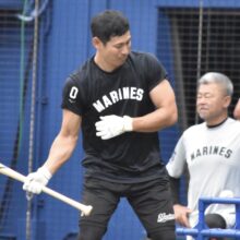 打撃練習するロッテ・荻野貴司（撮影＝岩下雄太）