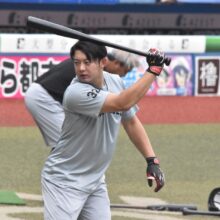 打撃練習するロッテ・佐藤都志也（撮影＝岩下雄太）