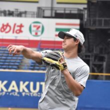 キャッチボールするロッテ・藤岡裕大