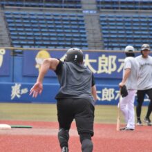 走塁練習するロッテ・荻野貴司の背中（撮影＝岩下雄太）