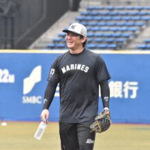 練習を終え笑顔でロッカールームに戻るロッテ・小野郁（撮影＝岩下雄太）