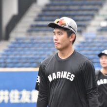 練習を終えロッカールームに戻るロッテ・吉田凌（撮影＝岩下雄太）