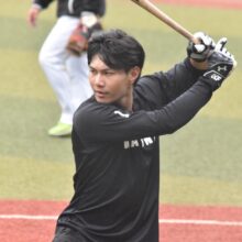 全体練習後にロングティーを行ったロッテ・藤原恭大（撮影＝岩下雄太）