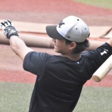 全体練習後にロングティーをするロッテ・藤原恭大（撮影＝岩下雄太）