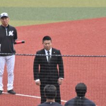 全体練習前に挨拶した村田修一前打撃コーチ［撮影＝岩下雄太］