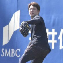 グラウンドでキャッチボールするロッテ・小野郁（撮影＝岩下雄太）