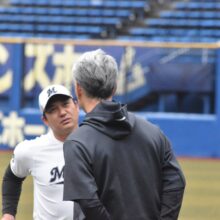 何やら話をするロッテ・吉井監督と黒木投手コーチ［撮影＝岩下雄太］