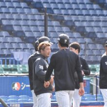 走塁練習するロッテの選手たち［撮影＝岩下雄太］