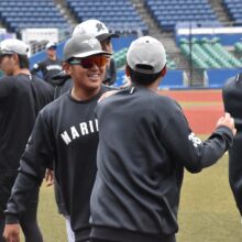 ウォーミングアップ中のロッテ・松川虎生と坂本光士郎［撮影＝岩下雄太］