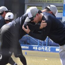 トレーニングをするロッテの選手たち［撮影＝岩下雄太］