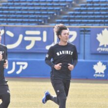 ランニングするロッテの中森俊介（左）、河村説人（右）［撮影＝岩下雄太］