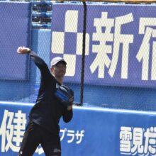 キャッチボールするロッテ・唐川侑己（撮影＝岩下雄太）