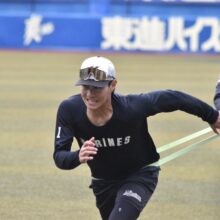 チューブを使ったトレーニングするロッテ・藤原恭大［撮影＝岩下雄太］