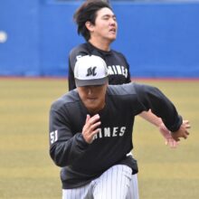 チューブを使ったトレーニングをするロッテ・山口航輝と安田尚憲［撮影＝岩下雄太］