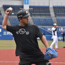 捕手練習するロッテ・田村龍弘（撮影＝岩下雄太）