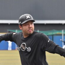 捕手練習するロッテ・大下誠一郎（撮影＝岩下雄太）