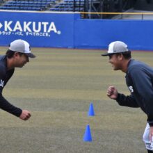 ダッシュをするロッテ・上田希由翔と山口航輝［撮影＝岩下雄太］