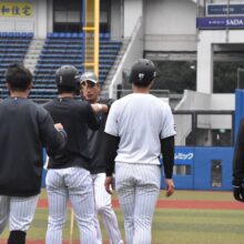 走塁練習中のロッテの選手たち［撮影＝岩下雄太］