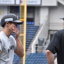 練習中笑顔を見せるロッテ・荻野貴司（左）と角中勝也（右）（撮影＝岩下雄太）