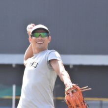 キャッチボールするロッテ・荻野貴司（撮影＝岩下雄太）