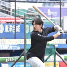 福浦コーチが見守る中打撃練習するロッテ・安田尚憲［撮影＝岩下雄太］