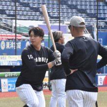 福浦コーチが見守る中、ロッテ・上田希由翔［撮影＝岩下雄太］