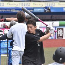 打撃練習するロッテ・角中勝也（撮影＝岩下雄太）