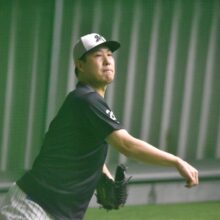 キャッチボールするロッテ・西野勇士（撮影＝岩下雄太）